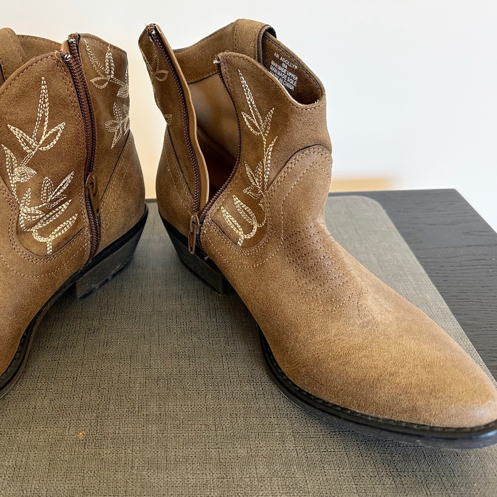 Distressed leather calf-length tan boots, size 8